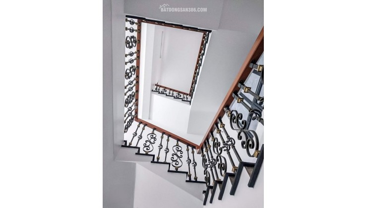 Cho thuê nhà, Chùa Láng, Nguyễn Chí Thanh, Đống Đa, 240m2x 3T -38 tr